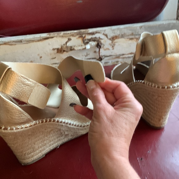 Gold leather wedge heel sandals. - Picture 6 of 8